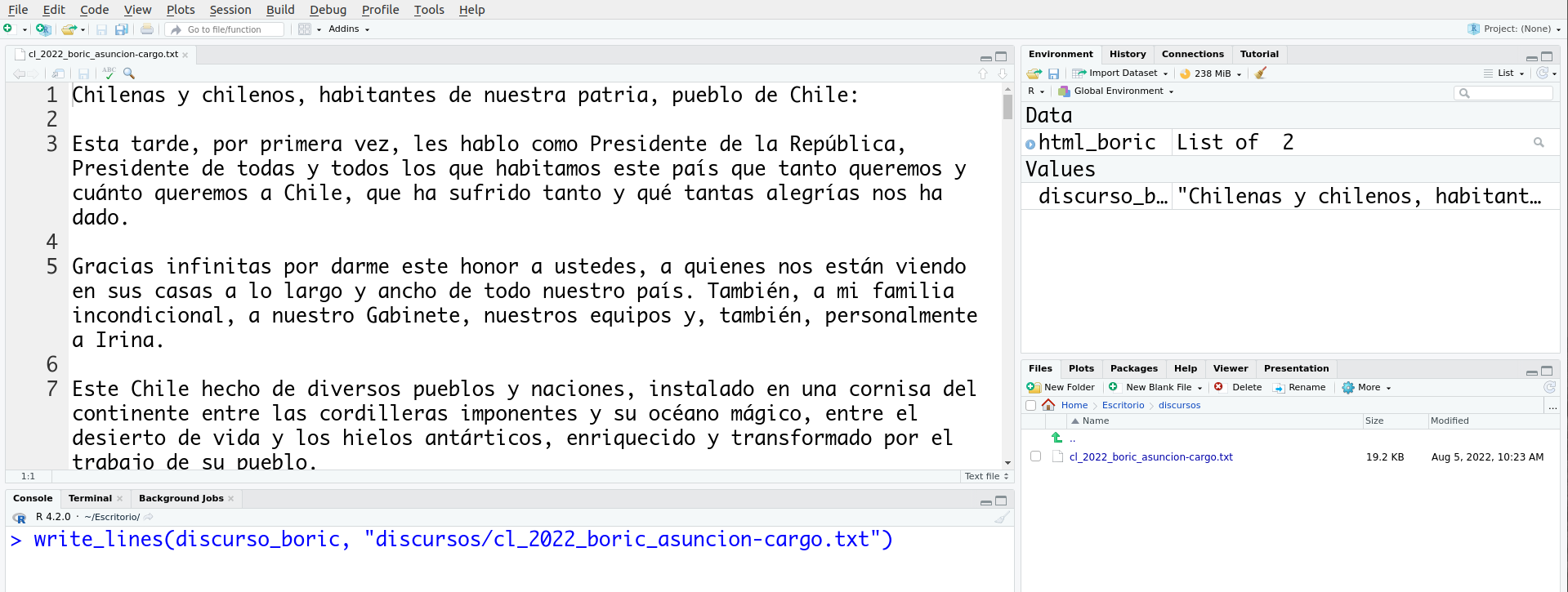 Captura de pantalla de RStudio. En el panel superior izquierdo está abierto el archivo en el que acabamos de guardar el discurso. En el panel 'Files' abajo a la derecha se ve el archivo guardado